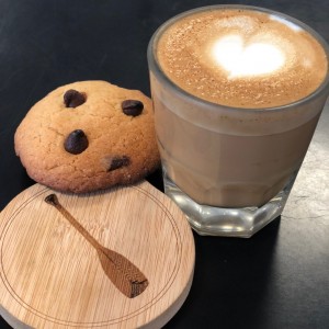 cortado con galleta de chocolate chips