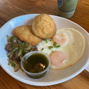 BISTEC ENCEBOLLADO A CABALLO