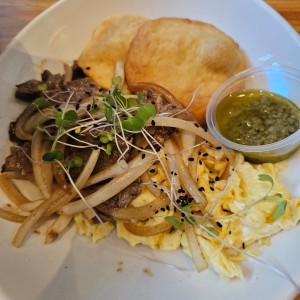 Bistec Encebollado con Hojaldre 