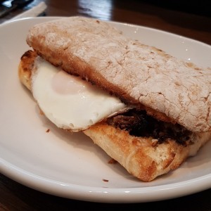 Vaca frita en pan Ciabatta