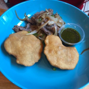 Encebollado con hojaldre