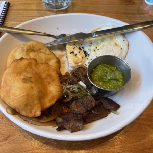 Bistec encebollado 