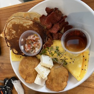 Breakfast platter (huevo bacon pancacke y hojaldre) 