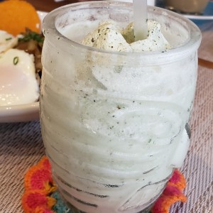 limonada  con coco y hierbabuena