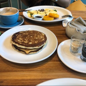 black sesame pancakes / omelet kale y hongos / capuchino ?