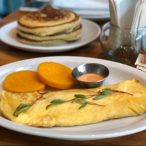 black sesame pancakes y omelette 3 quesos !!! 