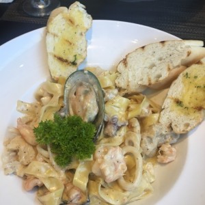 Pasta con mariscos en salsa blanca