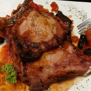 chuletas ahumadas con frutas naturales