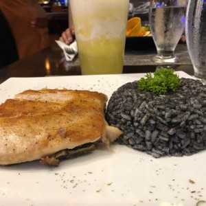 Filete de robalo a la plancha y arroz en tinta de calamar