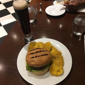 Hub Burger con patacones / Balboa Dark