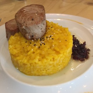 atun con risotto de vegetales