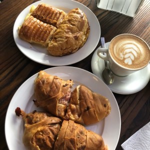 mini lunch, cachito de jamon y queso, pastelito de pollo