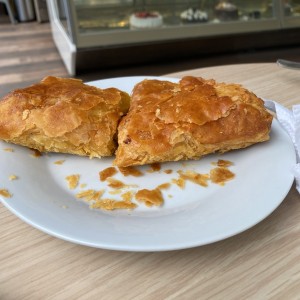 Pastelito de Carne, Pollo o Queso Gouda