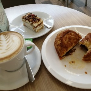 capuchino, pastelito de carne y un rico mini dulcesito con caramelo crocante 