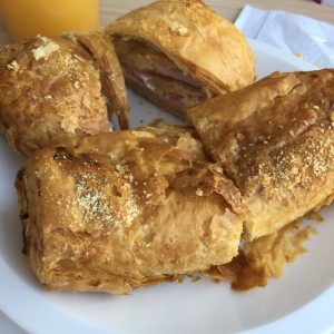 pastelitos de espinaca y ricota y croissant de jamon y queso crema