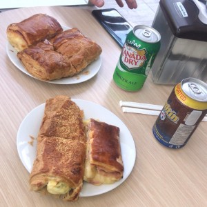 mini luch, pastelito de queso ricota y espinada y pastelito de jamon y queso?