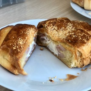 Croissant de queso crema con jamon