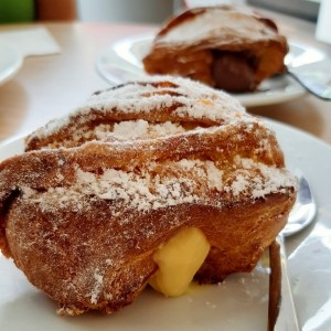 Cola de langosta rellena con crema pastelera