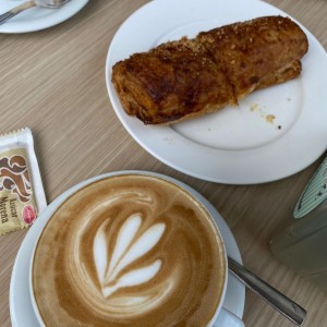 Pastel de ricota y espinaca, mocachino, agua y un postre qie te evoca el recuerdo. ?