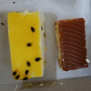 milhoja de dulce de leche + dulce de maracuya