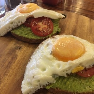 Avocado Toast + huevo