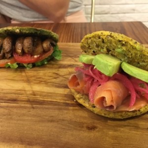 arepas de hongos, tomate y pesto & de salmon aguacate y cebolla