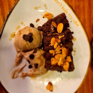 ALGO DULCE - Brownie Vegano con Helado de Guineo 