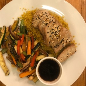 atun con quinoa y vegetales salteados