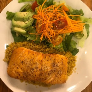 salmon con quinoa y ensalada