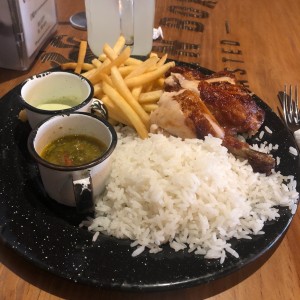 Pollo asado con papas fritas y arroz