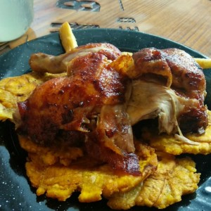 1/2 pollo + patacones y yuca frita