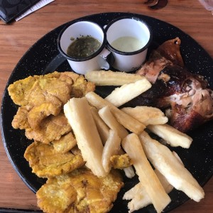 1/4 de pollo con patacines y yuca frita