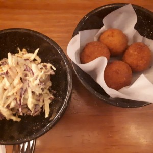 Ensalada de repollo y croquetas