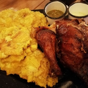 Pollo asado con patacones 