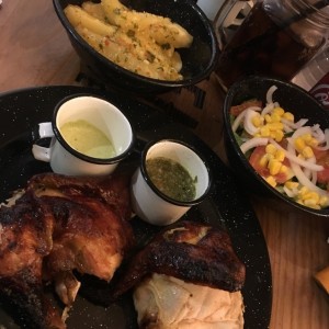 Medio pollo, yuca al moho y ensalada