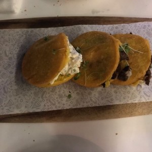 entrada de arepas langosta, wagyu y ribs