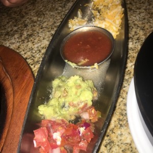 tomate, guacamole y queso