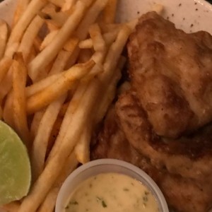 Dedos de pescado frito con papas fritas y salsa tartara