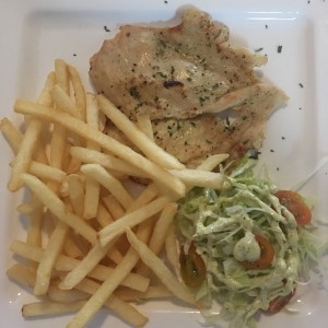 Pechuga de pollo a la plancha con papas fritas y ensalada (menu ejecutivo)