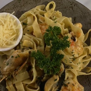 Pasta al Oleo con Mariscos