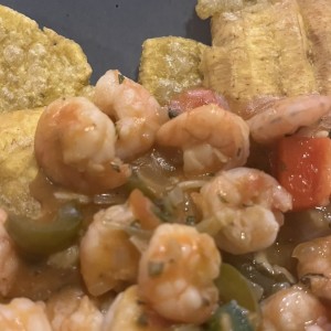 Patacones con camarones a la criolla