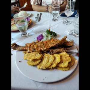 Corvina entera a la criolla con patacones 