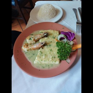 Filete de Corvina con langostino al ajillo