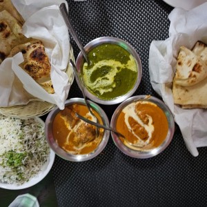 GARLIC NAAN, BUTTER CHICKEN, PESCADO AL CURRY, CORDERO CON ESPINACA Y JEERA RICE