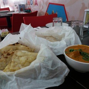 Garlic Nan, roti y butter chicken