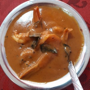 shrimp kerala:camarones en hoja de curry con leche de coco