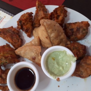 mix de entradas: samosa vegetariana, pakora de cebolla, aloo bonda, mini samosa