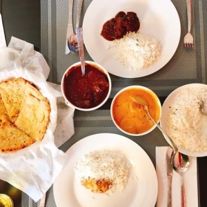 butter chicken, cordero, naan y arroz basmati