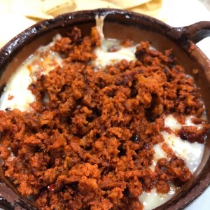 queso fundido con chorizo 