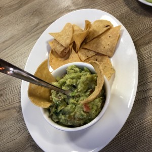 guacamole con totopos